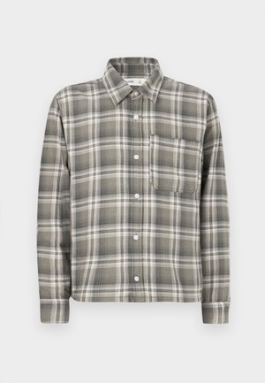 Camisa de flanela com botões, em tons de cinza e creme, com padrão xadrez, bolso no peito e mangas compridas com punhos abotoados.