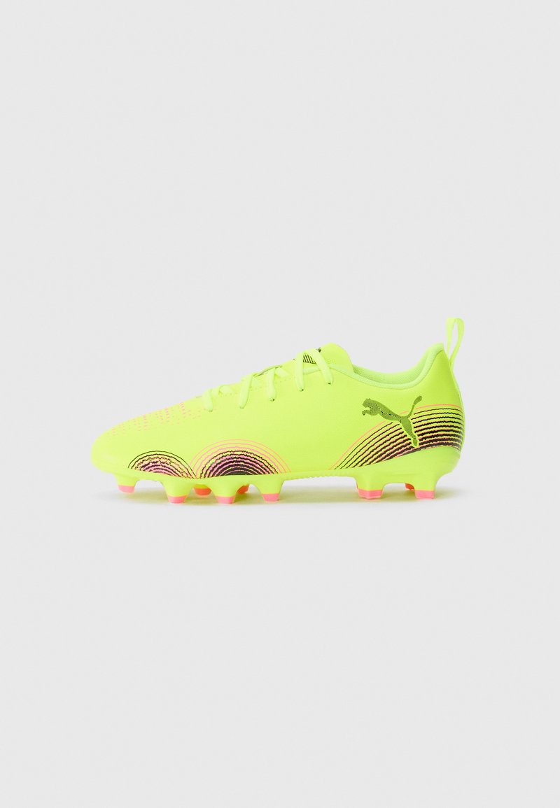 Neon gule fotballsko med teksturert overdel, rosa aksenter og bølgemønster. Har snøring og en såle med flere pigger.