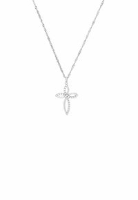 Collana con pendente a croce in argento, dotata di una catena attorcigliata, caratterizzata da un design testurizzato e accenti scintillanti lungo il contorno.