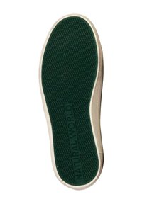 Suela de zapato de goma verde con superficie texturizada, presenta el logo en relieve "NATURAL WORLD" y un borde de color claro.