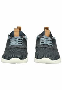 Tmavě modré tenisky s texturovaným tkaným svrškem, světle modrými tkaničkami a hnědou koženou nášivkou na zadní straně. Bílá gumová podrážka.