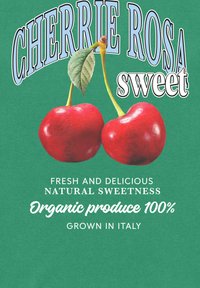 Červené třešně s lesklou slupkou a zelenými listy na tyrkysovém pozadí. Obsahuje bílé a modré písmo s informacemi o produktu.