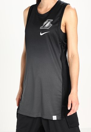 Czarna, bezrękawnikowa koszulka do koszykówki z białym logo Lakers i znakiem Nike, noszona przez osobę od ramion do połowy uda.