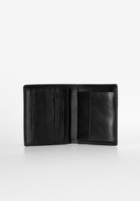 Zwart lederen portemonnee met meerdere kaartsleuven en een enkele pocket. Gladde textuur, minimalistisch ontwerp, en geen zichtbare hardware of patronen.