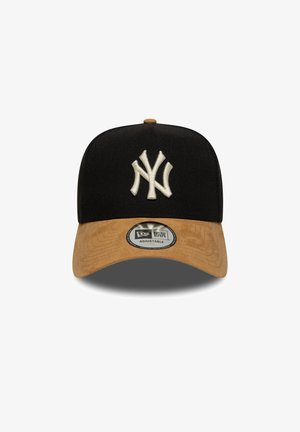 Schwarze Baseballkappe mit gesticktem New York Yankees-Logo, beigem Schirm und verstellbarem Riemen. Hergestellt aus einem Stoff mit glatter Textur.