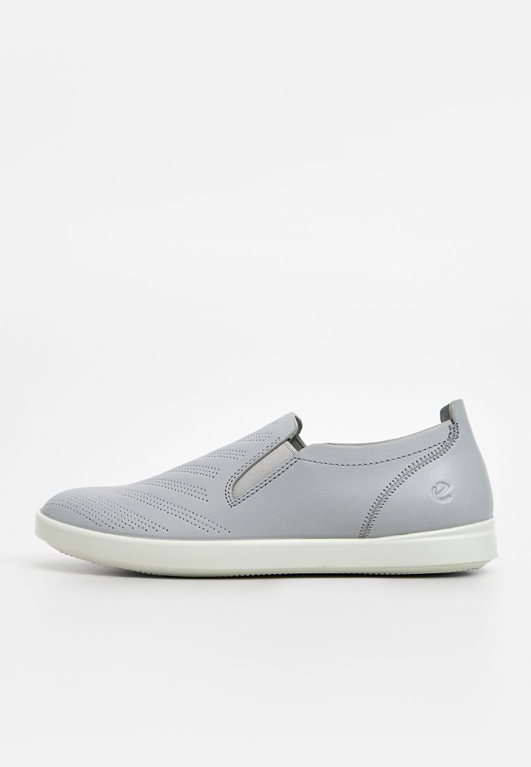 Graue Slipper aus Leder mit durchbrochenem Design, elastischen seitlichen Einsätzen und einer weißen Gummisohle. Minimalistisch mit abgerundeter Spitze.