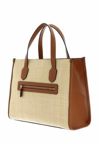 Sac à main en paille tissée beige avec des accents en cuir marron, deux poignées robustes et une poche zippée à l'avant. Lignes épurées et forme structurée.