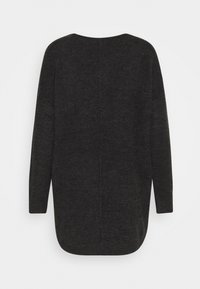 Maglione a maniche lunghe di un grigio scuro con una vestibilità morbida, collo arrotondato e spacchi laterali, realizzato in un morbido tessuto a maglia testurizzata.