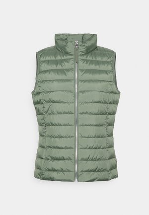 Gilet matelassé en vert olive, avec un col montant, une fermeture éclair à l'avant et un design matelassé horizontal. Léger, sans manches, texture lisse.