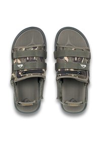 Sandal dengan pola kamuflase yang memiliki tali yang dapat disesuaikan, alas kaki bertekstur, material yang tahan lama, dan sol yang kokoh untuk daya cengkeram.
