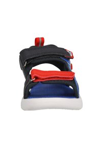 Sandal yang dapat disesuaikan dengan tali kain biru dan hitam serta aksen merah, insole yang memiliki tekstur, dan sol karet putih.
