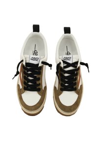 Sneakers bianchi e marroni con tomaia in pelle scamosciata e pelle, lacci neri, suola in gomma e etichetta del logo sulla linguetta. Presentano un pratico inserto sul tallone.