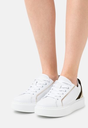 Trainers - white/gold/army
