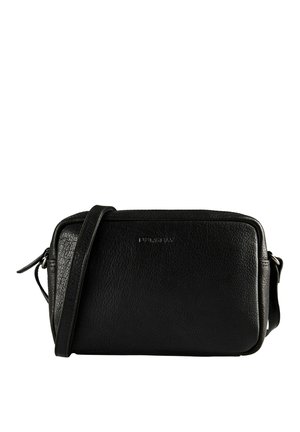 Sac bandoulière en cuir noir texturé avec sangle ajustable et fermeture éclair ton argenté, forme rectangulaire compacte, embossage subtil du logo au centre avant.