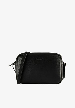 Sac bandoulière en cuir noir texturé avec sangle ajustable et fermeture éclair ton argenté, forme rectangulaire compacte, embossage subtil du logo au centre avant.