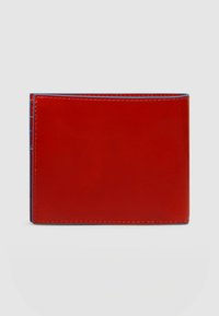 Bi-fold portemonnee in helderrood leer met een blauwe binnenkant. Heeft contrasterende stiksels, een gladde textuur en een minimalistische rechthoekige vorm.