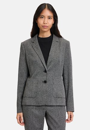 Grijze houndstooth blazer met een op maat gemaakte pasvorm, twee voorkuakjes en twee zwarte knopen. Gemaakt van een gestructureerde stof. Zwarte binnenvoering zichtbaar.