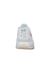 Zapatilla deportiva blanca con acentos en rosa, con parte superior de sintético suave, lengüeta acolchada y cierre de cordones. Suela de goma flexible con agarre texturizado.
