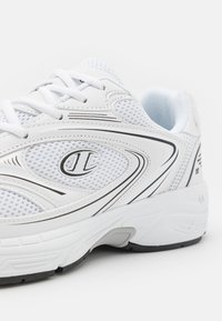 Champion RUN 00 LOW CUT SHOE UNISEX - Treenikenkä - white/black