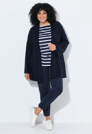 Ulla Popken, OPEN SHAPE LONG SLEEVE SHAWL COLLAR CARDIGAN - Cardigan - marine