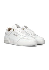 Witte leren sneakers met ronde neus, vetersluiting, geperforeerd patroon, gewatteerde kraag en subtiele metallic accenten.