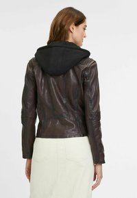 Braune Lederjacke mit schwarzer Kapuze, figurbetontem Design, Rippdetails an den Ärmeln und eleganten Nähten. Rückansicht gezeigt.