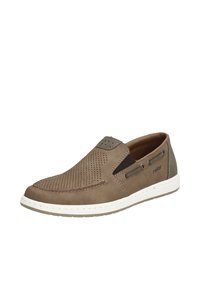 Chausson marron en cuir avec un design perforé sur le dessus, panneaux élastiques sur les côtés, semelle en caoutchouc blanche et détail du logo.