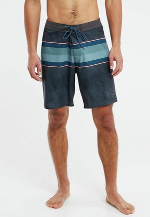 Shorts de bain pour homme en tissu bleu foncé avec des rayures horizontales teal et rose, taille élastique et cordon de serrage pour un ajustement parfait. Surface texturée.