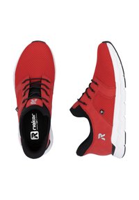 Czerwone buty sportowe z siateczkowym wykończeniem i syntetycznymi akcentami. Posiadają czarne sznurowadła, wyściełaną cholewkę, białą podeszwę oraz logo na języku.