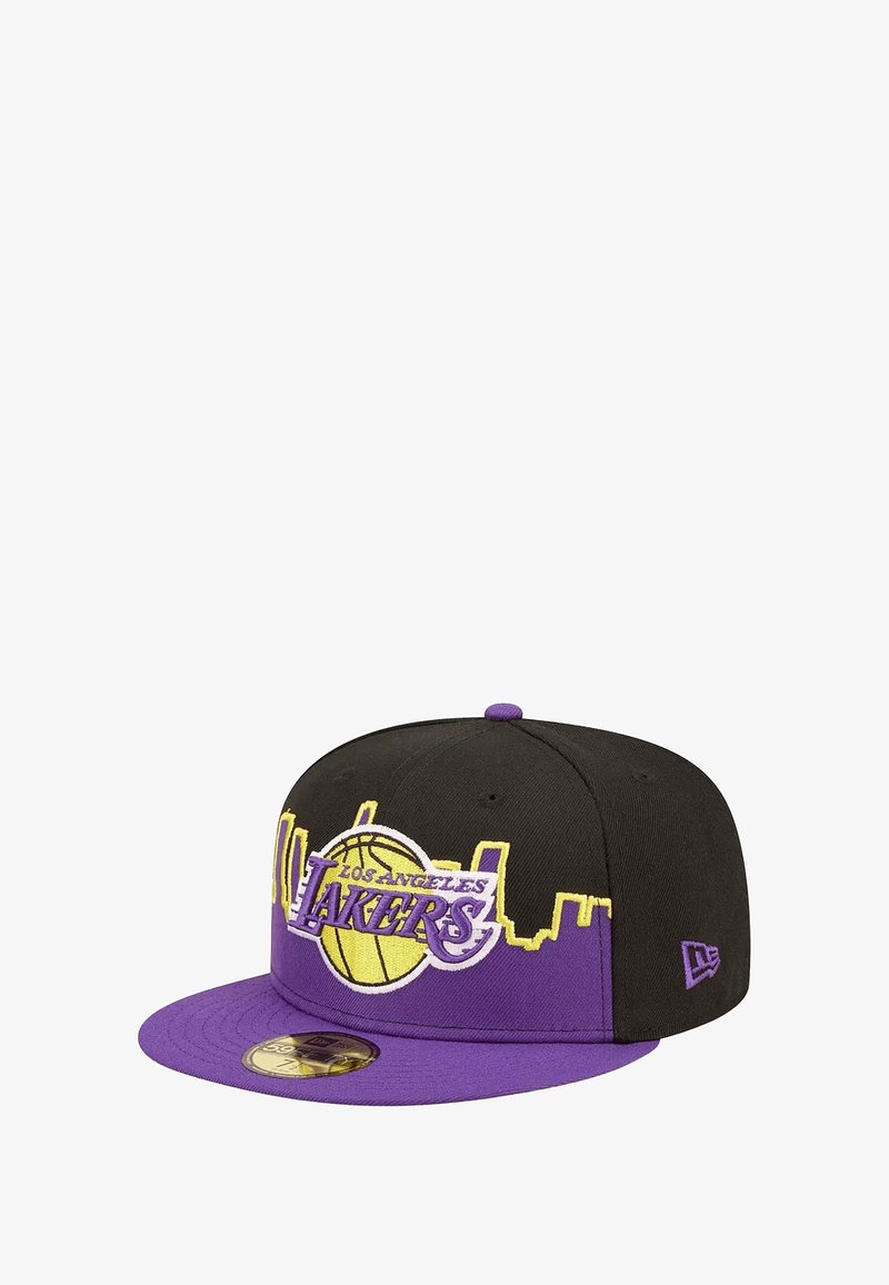 Casquette snapback noire et violette avec un logo des Los Angeles Lakers brodé en relief et un design de skyline sur le panneau avant.