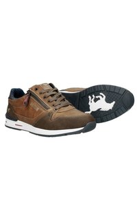 Baskets en cuir marron avec des accents en nubuck, dotées d'un design à lacets, d'une fermeture éclair latérale, d'une semelle intermédiaire blanche et d'une semelle extérieure en caoutchouc noir texturé.