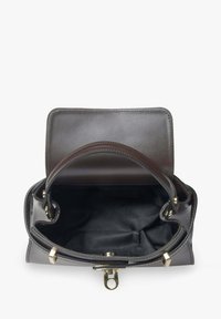 Sac à main en cuir marron foncé avec poignée supérieure, rabat ouvert, et intérieur en tissu noir vide vu de dessus.