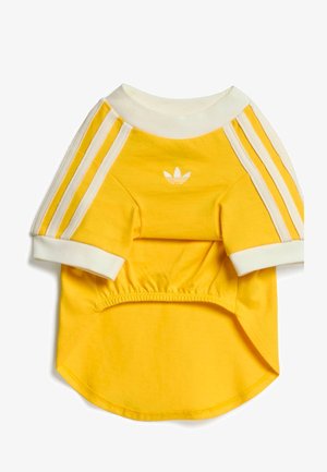 T-shirt jaune pour chien avec bordure blanche et trois bandes blanches sur chaque manche, avec un petit logo Adidas blanc dans le dos.