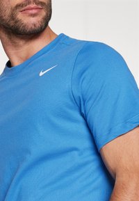 Nike Performance CREW SOLID - Sportfelső - star blue