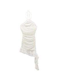 Robe asymétrique blanche avec texture froncée, col halter et ourlet volanté. Le tissu présente des embellissements subtils pour un détail supplémentaire.