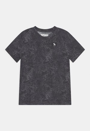 Camiseta para niños de color gris oscuro con un sutil patrón de mármol, mangas cortas, cuello redondo y un pequeño parche con logo blanco en el pecho.