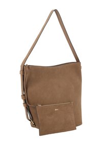 Bruine suède totebag met een gladde textuur, een brede open bovenkant, een verstelbare schouderriem en een afneembare platte ritspyche. Gouden logo detail zichtbaar.