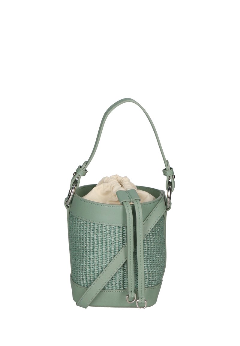 Borsa a secchiello rotonda in morbido materiale verde intrecciato con base in pelle; fodera a coulisse color crema; tracolla regolabile e dettagli in metallo.
