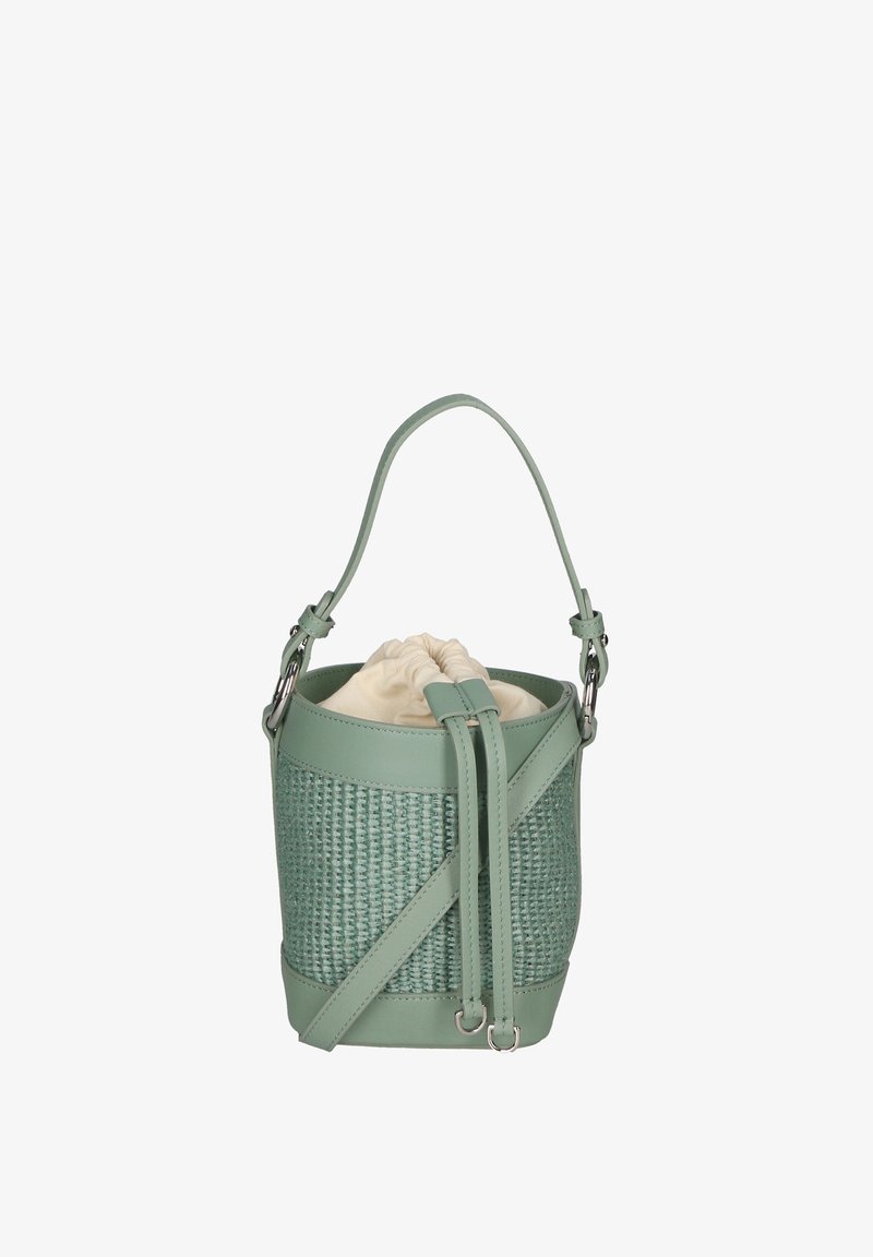 Borsa a secchiello rotonda in morbido materiale verde intrecciato con base in pelle; fodera a coulisse color crema; tracolla regolabile e dettagli in metallo.