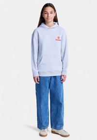 Ljusgrå huvtröja med framficka och röd "Element"-logga. Kombinerad med lösa blå denimjeans och vita sneakers.