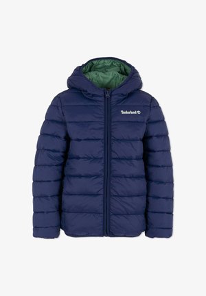 Granatowa kurtka puchowa z kapturem, z zielonym podszewką, z zapięciem na zamek błyskawiczny i poziomym pikowaniem. Logo Timberland na klatce piersiowej.