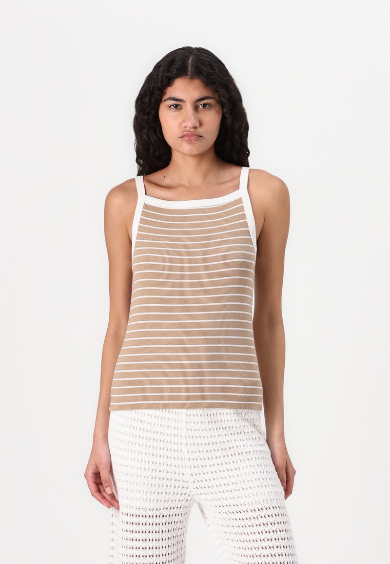 Beige stripete topp med hvite detaljer, med scoop-neckline og tynne stropper. Stoffet er lett og tettsittende.