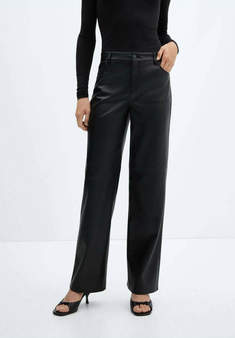 Pantaloni larghi in finta pelle nera con vita alta, dotati di chiusura a bottone, passanti per cintura e una texture liscia e lucida.