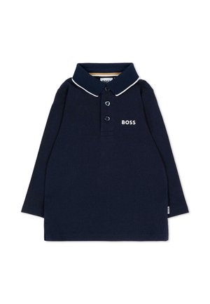 Granatowa koszulka polo z długim rękawem, białym wykończeniem kołnierza i logo "BOSS" po lewej stronie klatki piersiowej oraz w pobliżu dołu.
