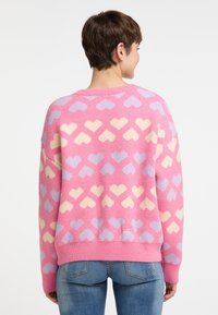 Maglione lavorato a maglia rosa con un motivo di cuori pastello in blu e crema. Vestibilità rilassata con orlo e polsini a costine.
