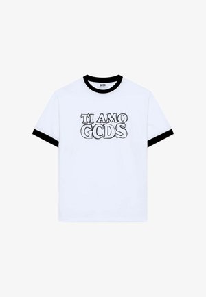 Maglietta bianca a maniche corte con colletto e polsini neri, con la scritta "TI AMO GCDS" delineata in nero sul davanti.