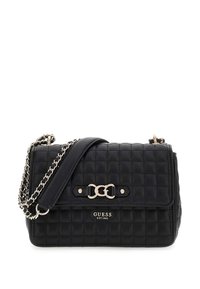 Bolso de mano negro acolchado con cadena plateada, que presenta un detalle de cierre frontal y logo en relieve. Textura suave con forma rectangular.