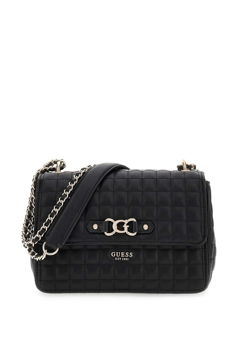 Bolso de mano negro acolchado con cadena plateada, que presenta un detalle de cierre frontal y logo en relieve. Textura suave con forma rectangular.