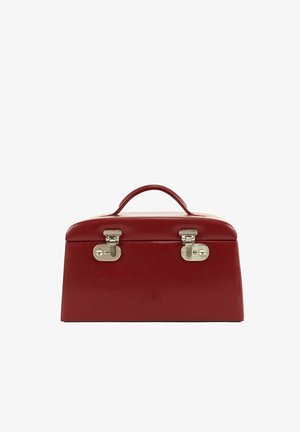 Sac de médecin en cuir rouge avec poignée supérieure incurvée et deux fermoirs métalliques argentés sur fond blanc.