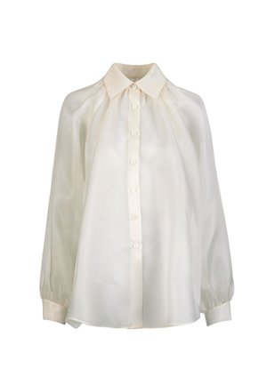 Blusa de manga larga color crema con cierre de botones en la parte delantera, cuello puntiagudo, hombros fruncidos y mangas con puños.